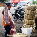 Ibu penjual Besek